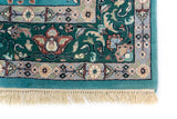 Alfombra Persa Nain verde y celeste de 2.35 x 3.00 mts, detalle de guarda y flecos; se observan motivos florales y vegetales continuos con guarda ornamental