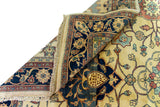 Alfombra Persa Keshan beige y azul de 3.00 x 2.50 mts, detalle de pliegue, reverso y borde; se observan motivos florales, arabescos y medallones de contraste