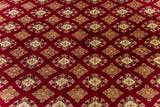 Alfombra Persa Bukara Yamouth bordó de 2.50 x 3.00 mts, detalle cercano de la retícula geométrica; se observan retícula geométrica sobre campo oscuro y guardas claras