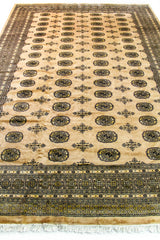 Alfombra Persa Bukara Yamouth beige de 2.19 x 3.00 mts, vista en perspectiva del campo beige; se observan medallones ovalados repetidos dentro de una composición ordenada