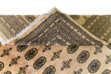 Alfombra Persa Bukara Yamouth beige de 2.19 x 3.00 mts, detalle de pliegue, reverso y guarda; se observan medallones ovalados repetidos dentro de una composición ordenada
