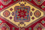 Alfombra Caucasica Kazak rojo y beige de 2.77 x 2.08 mts, detalle de medallones y motivos geométricos; se observan medallones y motivos geométricos caucásicos de fuerte contraste