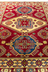 Alfombra Caucasica Kazak rojo y beige de 2.77 x 2.08 mts, detalle cercano de medallón y campo; se observan medallones y motivos geométricos caucásicos de fuerte contraste