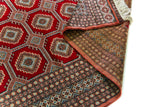 Alfombra Persa Bukara Yamouth rojo de 3.00 x 2.00 mts, detalle de pliegue, reverso y medallones; se observan medallones geométricos repetidos y guardas ornamentales