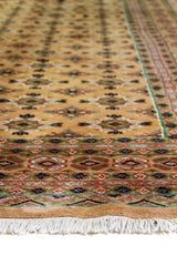 Alfombra Persa Bukara Yamouth beige de 1.83 x 2.90 mts, detalle cercano de motivos del campo; se observan pequeños motivos geométricos repetidos y guardas de tono suave