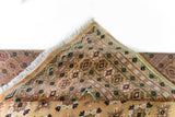 Alfombra Persa Bukara Yamouth beige de 1.83 x 2.90 mts, detalle de pliegue, reverso y guarda; se observan pequeños motivos geométricos repetidos y guardas de tono suave