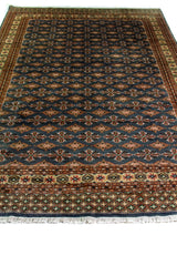 Alfombra Persa Bukara Yamouth celeste de 1.88 x 2.85 mts, detalle del patrón repetido; se observan motivos pequeños repetidos y guardas geométricas contrastantes