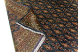Alfombra Persa Bukara Yamouth celeste de 1.88 x 2.85 mts, detalle de pliegue, reverso y guarda; se observan motivos pequeños repetidos y guardas geométricas contrastantes