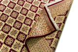Alfombra Persa Bukara Yamouth beige de 1.88 x 2.60 mts, detalle de pliegue, reverso y borde; se observan entramado geométrico rojizo sobre campo claro