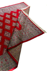 Alfombra Persa Bukara Yamouth rojo de 1.88 x 2.85 mts, detalle de pliegue, reverso y terminación; se observan retícula geométrica y guardas claras de contraste