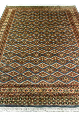 Alfombra Persa Bukara Yamouth celeste de 1.88 x 2.87 mts, vista en perspectiva del campo azul grisáceo; se observan rombos repetidos y guardas geométricas