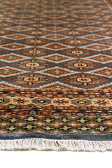 Alfombra Persa Bukara Yamouth celeste de 1.88 x 2.87 mts, detalle del campo y los rombos repetidos; se observan rombos repetidos y guardas geométricas