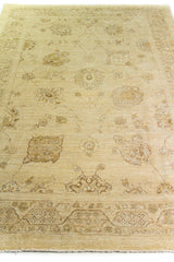 Alfombra Persa Isfahan beige de 1.83 x 2.68 mts, vista en perspectiva del campo floral; se observan ornamentación floral clara y guardas delicadas