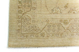 Alfombra Persa Isfahan beige de 1.83 x 2.68 mts, detalle de esquina y guarda; se observan ornamentación floral clara y guardas delicadas