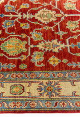 Alfombra Caucasica Kazak rojo de 1.80 x 2.60 mts, detalle del campo con flores, hojas y guarda ornamental; se observan flores, hojas y enredaderas visibles dentro de una composición tradicional