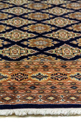 Alfombra Persa Yamouth azul de 1.85 x 2.85 mts, detalle de pliegue, reverso y retícula; se observan retícula de rombos azules sobre campo claro