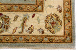 Alfombra Persa Isfahan celeste de 1.85 x 2.82 mts, detalle de esquina y guarda floral; se observan motivos florales y vegetales de tono suave con guardas claras