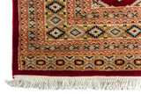 Alfombra Persa Yamouth rojo de 1.88 x 2.80 mts, detalle de borde y flecos; se observan retícula geométrica densa con guarda ornamental