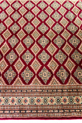 Alfombra Persa Yamouth beige y rojo de 1.88 x 2.82 mts, detalle del patrón geométrico y el borde; se observan retícula borgoña sobre campo claro con guardas beige