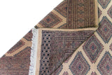 Alfombra Persa Yamouth marrón y beige de 1.60 x 2.54 mts, detalle de pliegue, reverso y retícula; se observan retícula geométrica clara sobre campo oscuro
