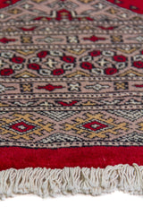 Alfombra Persa Yamouth rojo de 1.70 x 2.37 mts, detalle de guarda y flecos; se observan medallones ovalados repetidos y guardas contrastantes