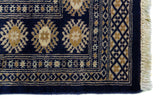 Alfombra Persa Yamouth azul de 1.24 x 1.73 mts, detalle de guarda, borde y textura; el diseño muestra medallones ovalados claros sobre un campo azul y guardas geométricas contrastantes