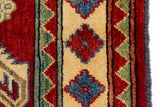 Alfombra Caucasica Kazak rojo y beige de 1.17 x 1.58 mts, detalle de guarda, borde y textura; el diseño muestra tres grandes medallones geométricos sobre un campo rojo y guardas claras con pequeños acentos
