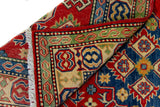 Alfombra Caucasica Kazak ladrillo con detalles multicolor de 1.24 x 1.78 mts, detalle de guarda, borde y textura; el diseño muestra medallones y motivos geométricos de gran contraste distribuidos sobre un campo ladrillo con bordes multicolores