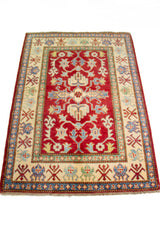 Alfombra Caucasica Kazak rojo con detalles multicolor de 1.17 x 1.63 mts, detalle de guarda, borde y textura; el diseño muestra motivos geométricos estilizados sobre un campo rojo y un marco claro con múltiples acentos