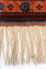 Alfombra Caucasica Kazak marrón y naranja de 0.97 x 1.63 mts, detalle de guarda, borde y textura; el diseño muestra un medallón central y motivos angulares sobre un campo marrón con guardas naranjas