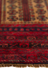 Alfombra Persa Baluchistán Oración rojo y marrón de 0.85 x 1.45 mts, detalle de guarda, borde y textura; el diseño muestra un campo rojo profundo con panel central estrecho y bandas geométricas repetidas de inspiración de oración