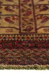Alfombra Persa Baluchistán rojo y beige de 0.80 x 1.78 mts, vista en perspectiva del campo y las guardas; el diseño muestra un panel central alargado sobre un campo rojo oscuro con guardas geométricas compactas