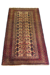 Alfombra Persa Baluchistán rojo y beige de 0.80 x 1.78 mts, detalle de guarda, borde y textura; el diseño muestra un panel central alargado sobre un campo rojo oscuro con guardas geométricas compactas