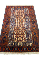 Alfombra Persa Beluschistan marrón y beige de 0.96 x 1.64 mts, vista en perspectiva que permite apreciar el campo central y las guardas