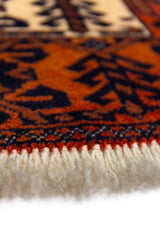 Alfombra Persa Beluschistan marrón y beige de 0.96 x 1.64 mts, detalle cercano de los motivos del campo y la combinación de tonos