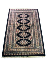 Alfombra Persa Bukara negro y gris de 1.52 x 0.94 mts, vista en perspectiva que permite apreciar el campo central y las guardas