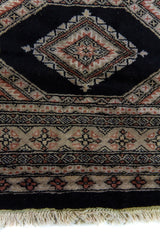 Alfombra Persa Bukara negro y gris de 1.52 x 0.94 mts, detalle de guarda, trama visual y terminación de borde