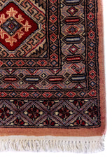 Alfombra Persa Bukara rojo de 0.92 x 1.55 mts, detalle de guarda, trama visual y terminación de borde