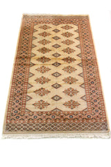 Alfombra Persa Bukara blanco y beige de 0.92 x 1.55 mts, detalle de guarda, trama visual y terminación de borde