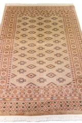 Alfombra Persa Bukara marrón de 0.99 x 1.60 mts, vista en perspectiva que permite apreciar el campo central y las guardas