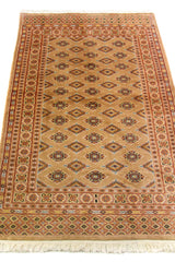 Alfombra Persa Bukara marrón de 0.99 x 1.60 mts, detalle de guarda, trama visual y terminación de borde