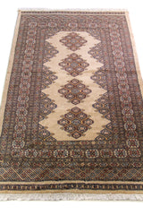 Alfombra Persa Bukara beige y gris de 0.95 x 1.55 mts, detalle de guarda, trama visual y terminación de borde