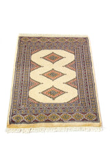 Alfombra Persa Bukara beige de 0.61 x 0.84 mts, vista en perspectiva que permite apreciar el campo central y las guardas