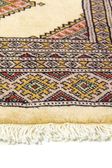 Alfombra Persa Bukara beige de 0.61 x 0.84 mts, detalle de guarda, trama visual y terminación de borde