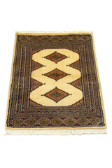 Alfombra Persa Bukara beige de 0.61 x 0.84 mts, detalle cercano de los motivos del campo y la combinación de tonos
