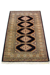 Alfombra Persa Bukara negro y beige de 0.94 x 1.52 mts, detalle cercano de los motivos del campo y la combinación de tonos