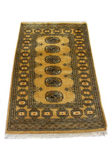 Alfombra Persa Bukara mostaza y beige de 0.76 x 1.27 mts, detalle de guarda, trama visual y terminación de borde