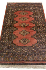 Alfombra Persa Bukara rosado y gris de 0.94 x 1.60 mts, detalle cercano de los motivos del campo y la combinación de tonos