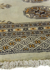 Alfombra Persa Bukara verde y negro de 0.59 x 1.24 mts, detalle de guarda, trama visual y terminación de borde
