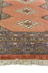 Alfombra Persa Bukara marrón y gris de 0.92 x 1.42 mts, detalle de guarda, trama visual y terminación de borde